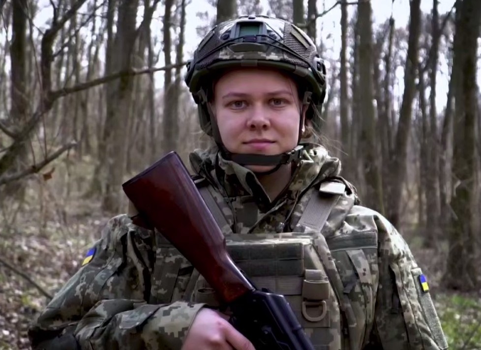 Новини України - Перша дівчина стала до лав ЗСУ за Контрактом 18-24