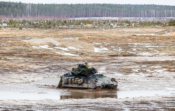 Новини світу - У Литві дістали з болота бронемашину зниклих військових США