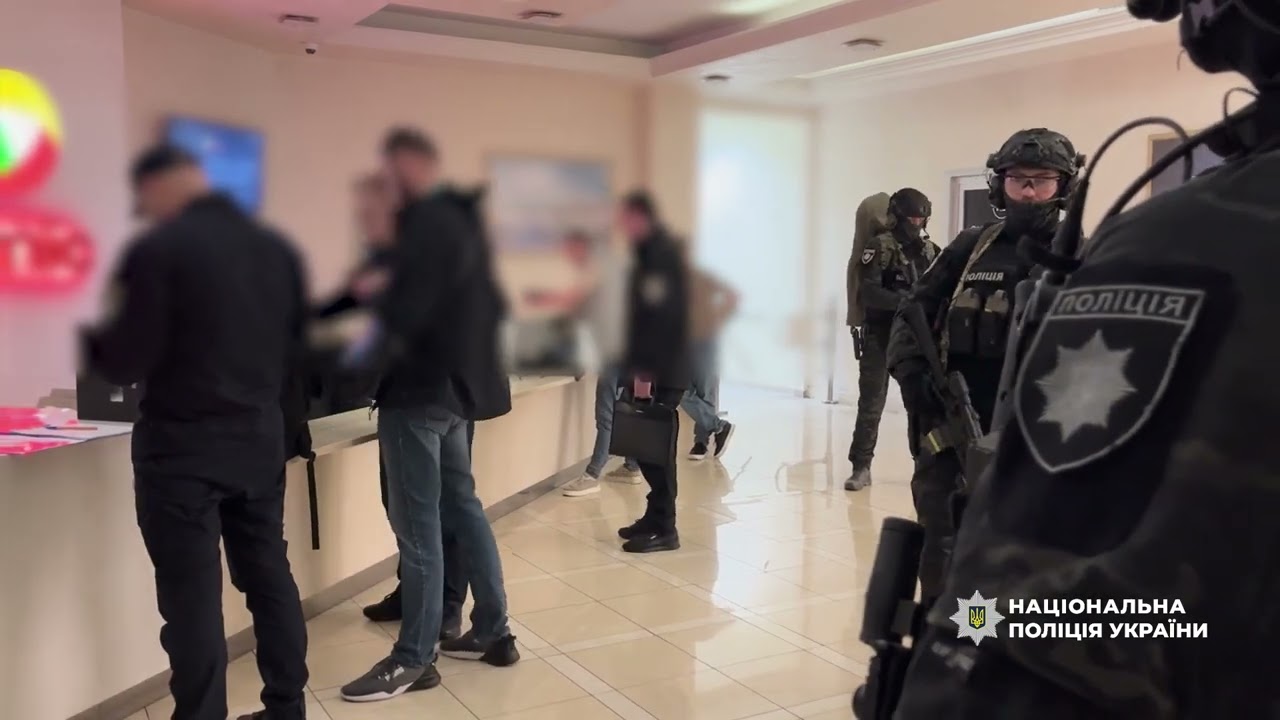 Привласнили кошти однієї з найбільших нафтопереробних компаній України: поліція провела 50 обшуків