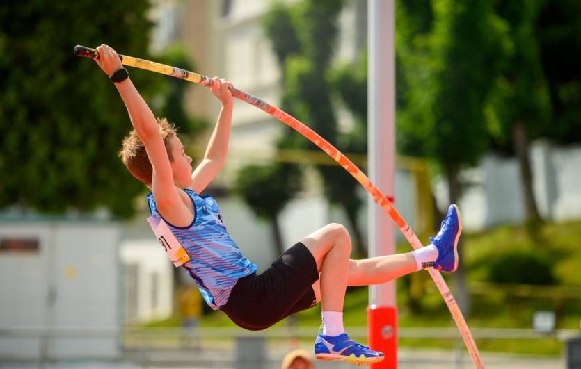 Новини спорту - 12-річний українець у стрибках із жердиною переступив висоту Дюплантіса