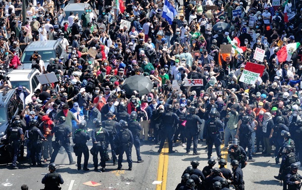 Новини світу - Протести в Лос-Анджелесі: пожежу гасять бензином