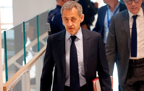 Новини світу - Саркозі позбавили найвищої державної нагороди