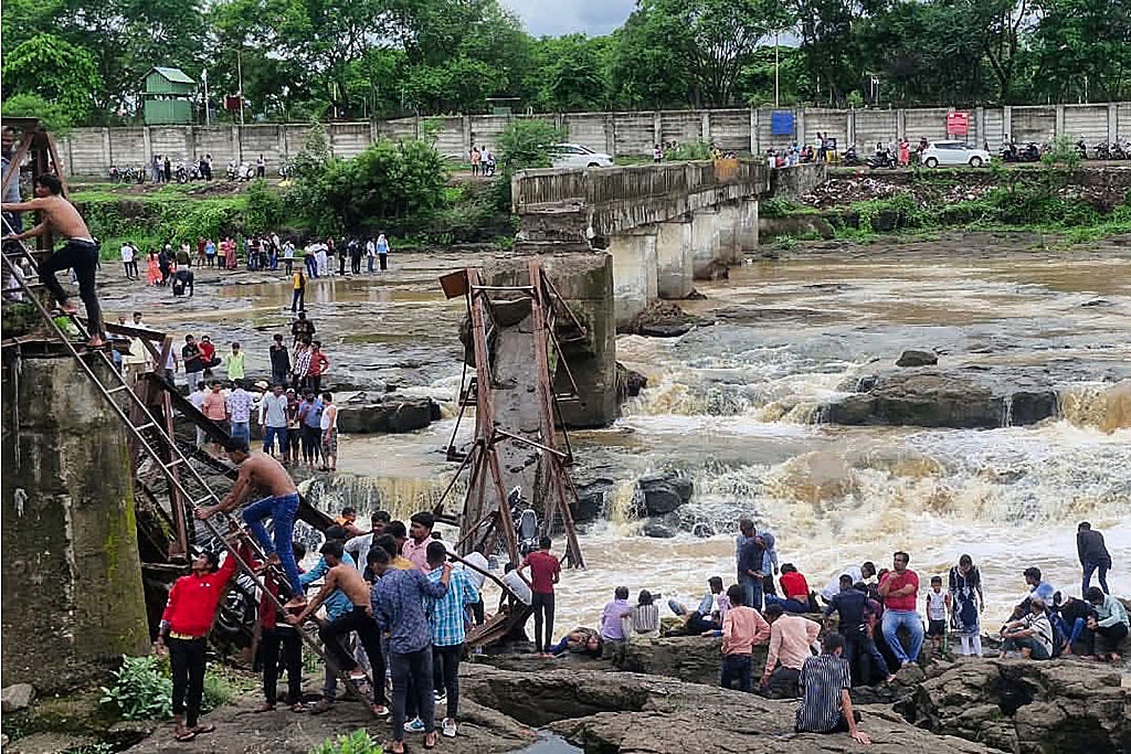 Новини світу - В Індії обвалився туристичний міст: є загиблі, багато постраждалих
