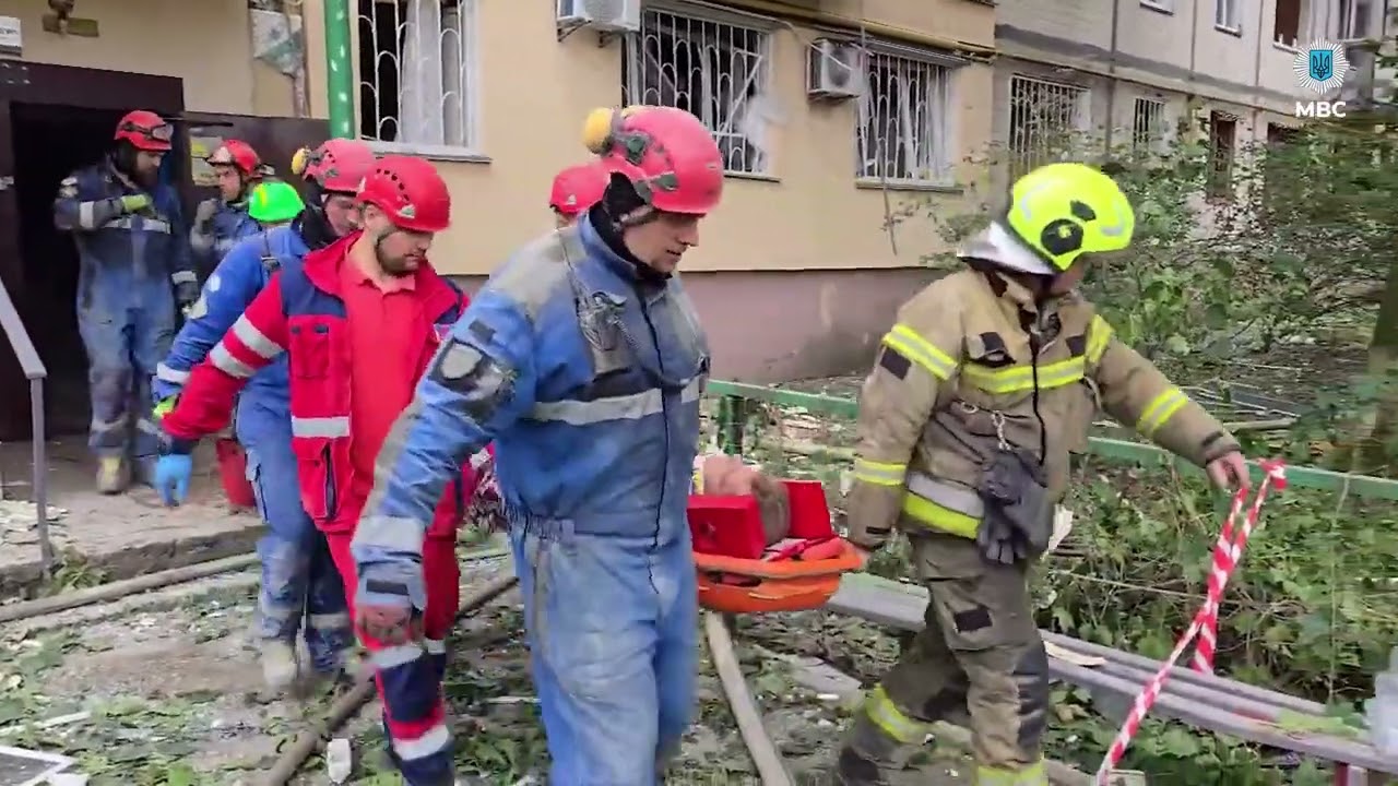 Рятувальники врятували чоловіка з-під завалів зруйнованого під’їзду в Києві