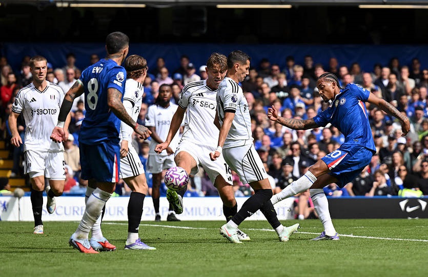 Новини спорту - Рефері матчу Челсі-Фулгем закрив очі на одну гру рукою, підсобивши другій