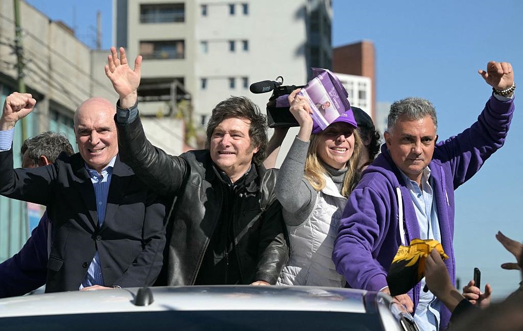 Новини світу - В передмісті Буенос-Айреса натовп закидав камінням Мілея