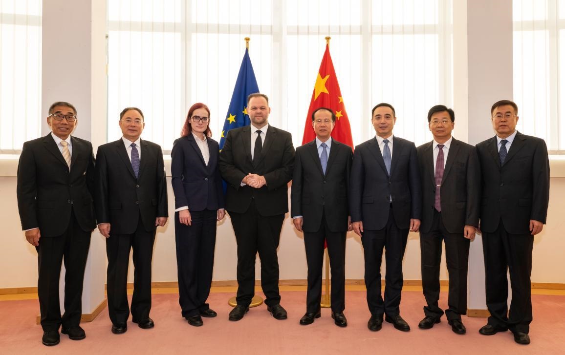 Новини світу - Перша за сім років зустріч ЄС і Китаю закінчилася суперечкою через Україну