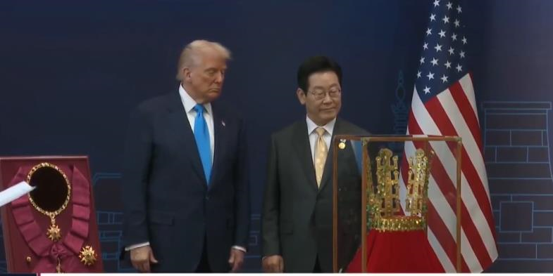 Новини світу - Трамп у Південній Кореї отримав копію золотої корони і найвищу нагороду