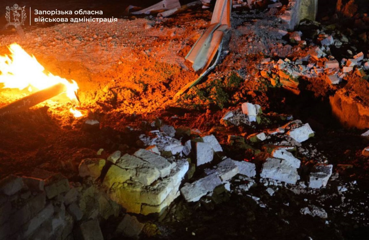 Новини України - РФ атакувала промисловість Запоріжжя, палають будинки